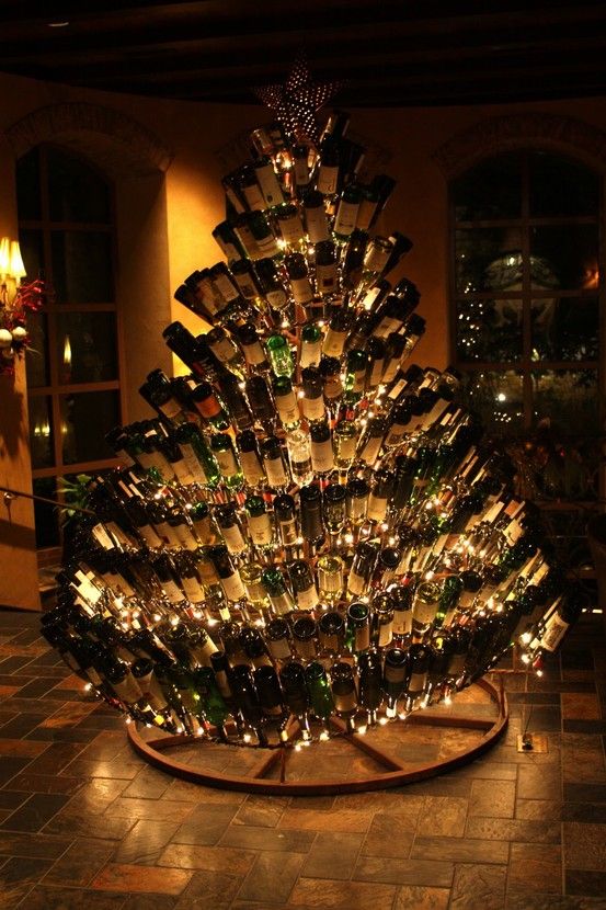 Отличные новогодние елки из пустых винных бутылок