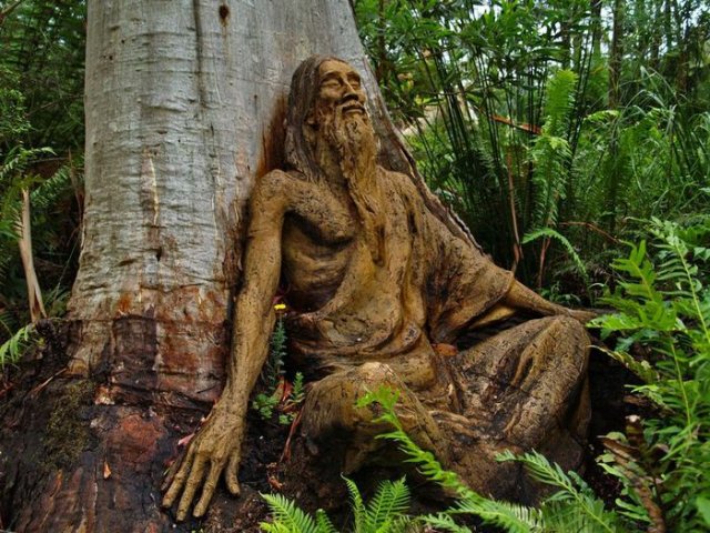 Причудливые скульптуры в лесу