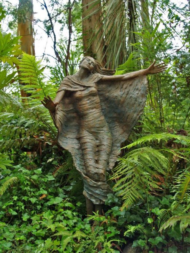 Причудливые скульптуры в лесу