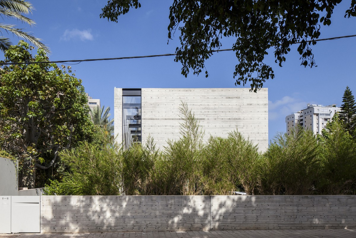 Современный особняк в Израиле особняк, Проектное, фасад, внутреннего, части, время, закрыт, максимально, стороны, улицы, наблюдаем, спроектирован, архитекторов, почерк, фирменный, материалов, двора, абстрактные, картину, сбалансированным