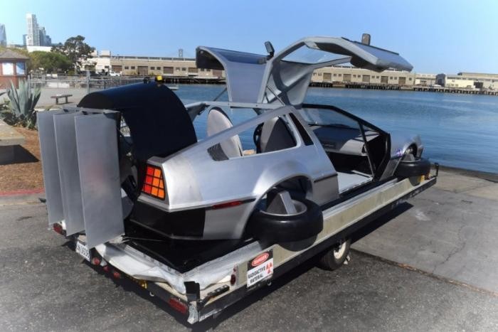Судно на воздушной подушке, которое выглядит как DeLorean DMC-12 судно, двигатель, DeLorean, установлены, воздушной, подушке, которое, выглядит, также, «Назад, будущее», только, чтобы, стекла, ветровое, стекло, создатель, решил, скорости, сделать