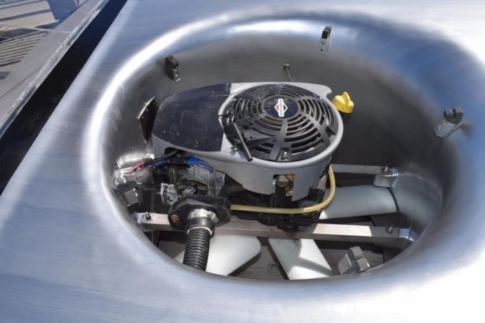 Судно на воздушной подушке, которое выглядит как DeLorean DMC-12 судно, двигатель, DeLorean, установлены, воздушной, подушке, которое, выглядит, также, «Назад, будущее», только, чтобы, стекла, ветровое, стекло, создатель, решил, скорости, сделать