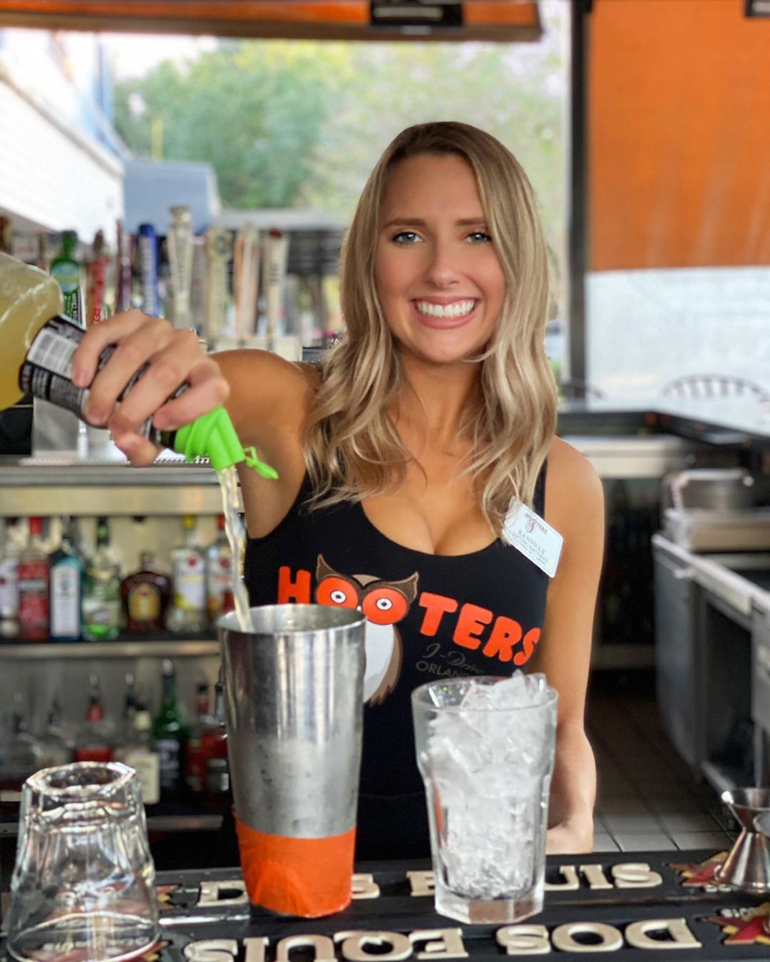 Красивые девушки из ресторана Hooters