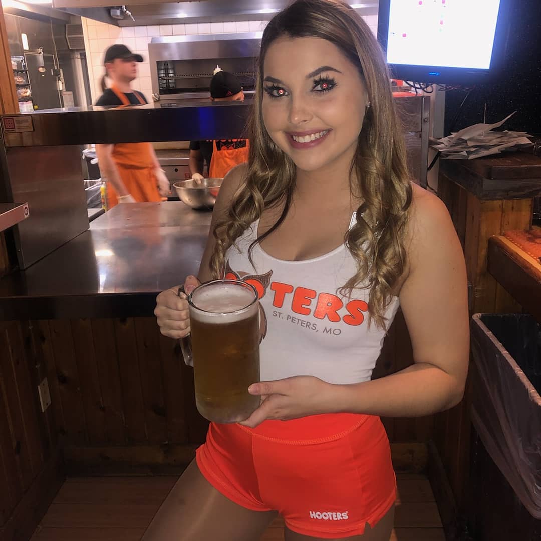 Красивые девушки из ресторана Hooters