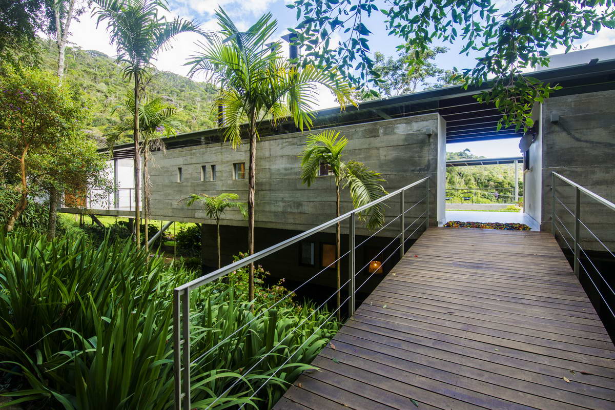 Одноэтажный дом с двором у озера в Бразилии