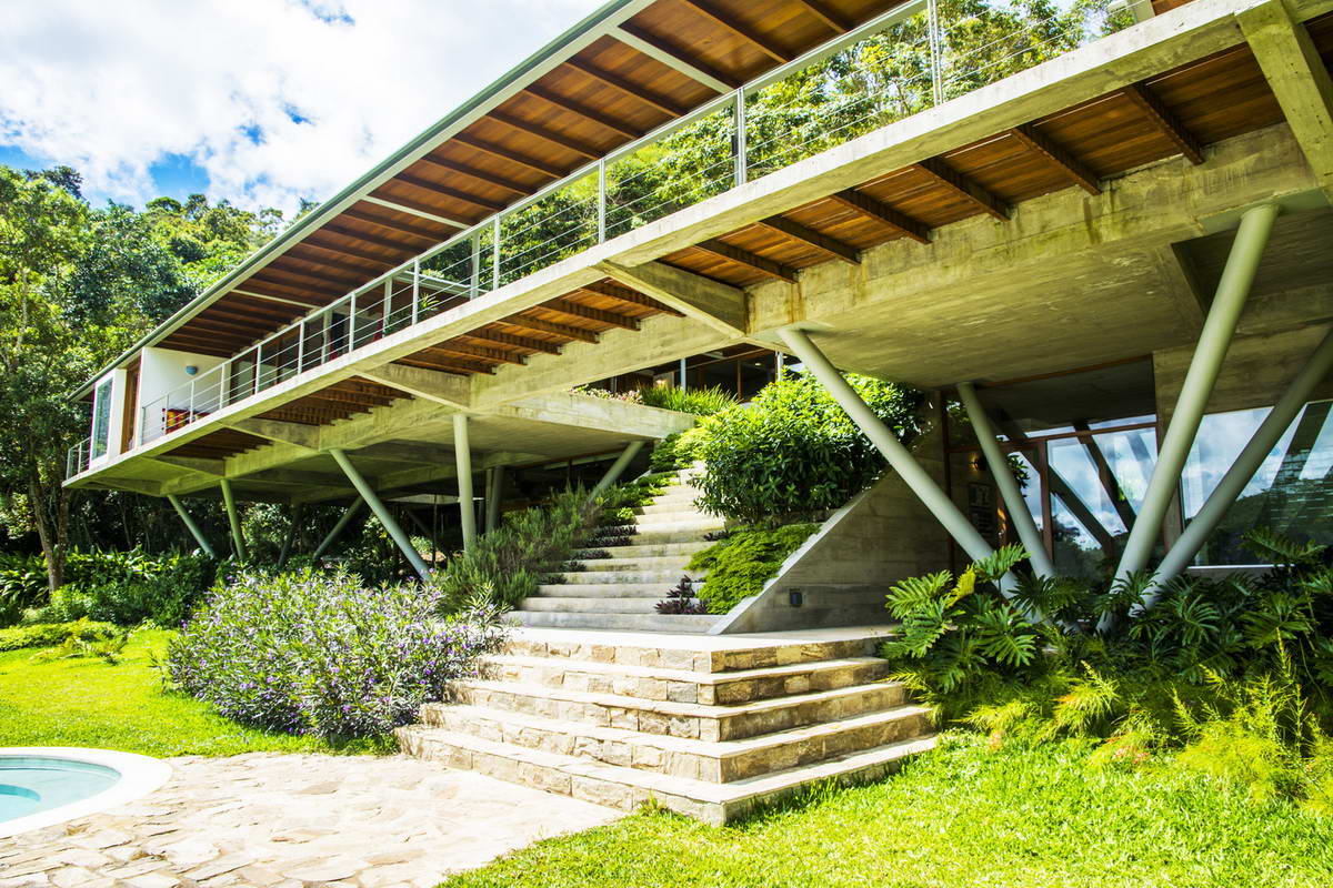 Одноэтажный дом с двором у озера в Бразилии