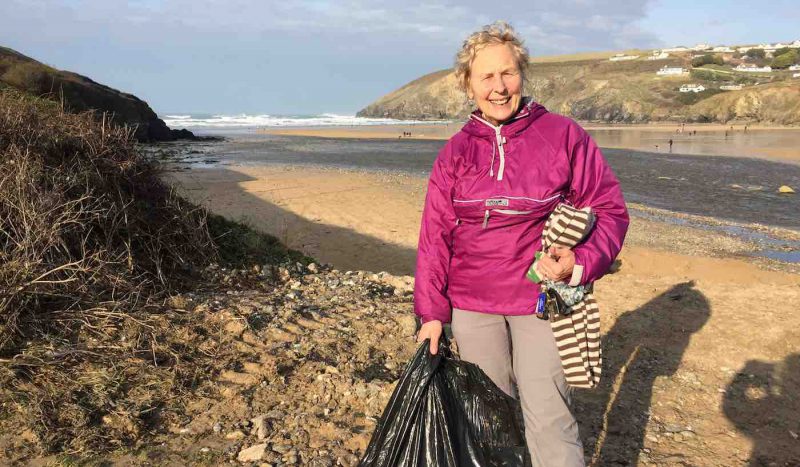 70-летняя британка спасает побережье от пластикового мусора