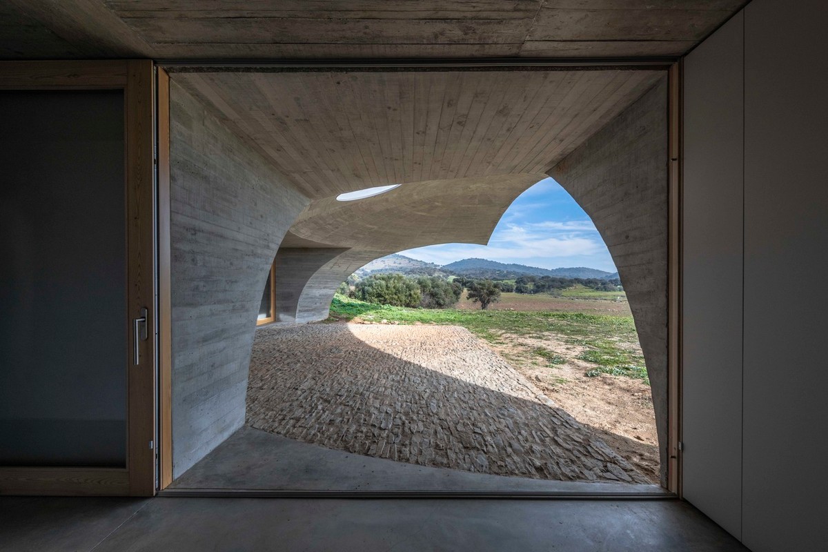 Необычный подземный дом в Португалии
