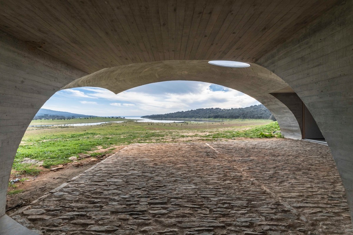 Необычный подземный дом в Португалии