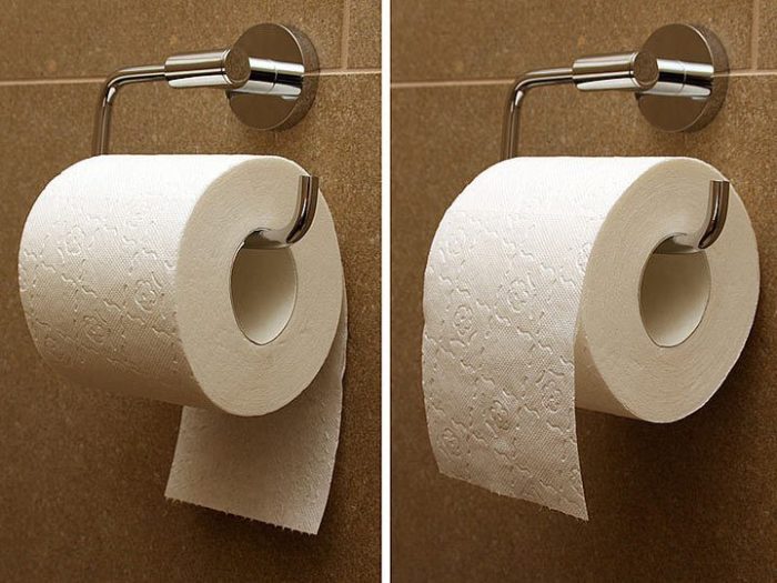 Правильный способ установки рулона туалетной бумаги на держатель