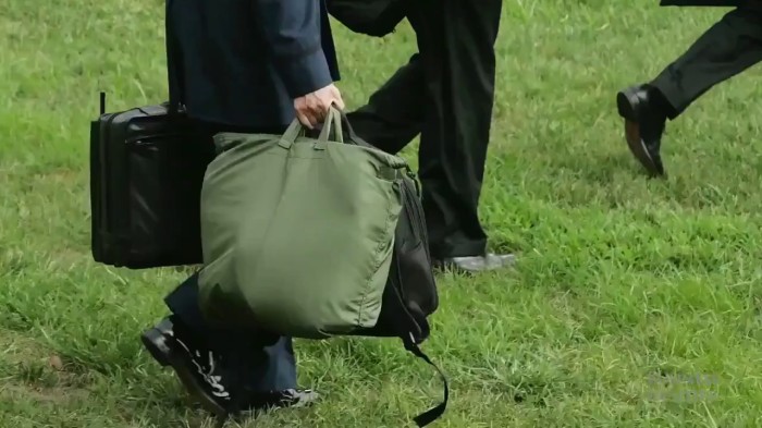 Как выглядит ядерный чемоданчик президента России