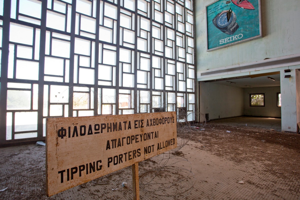 Жуткие снимки заброшенного Кипрского аэропорта