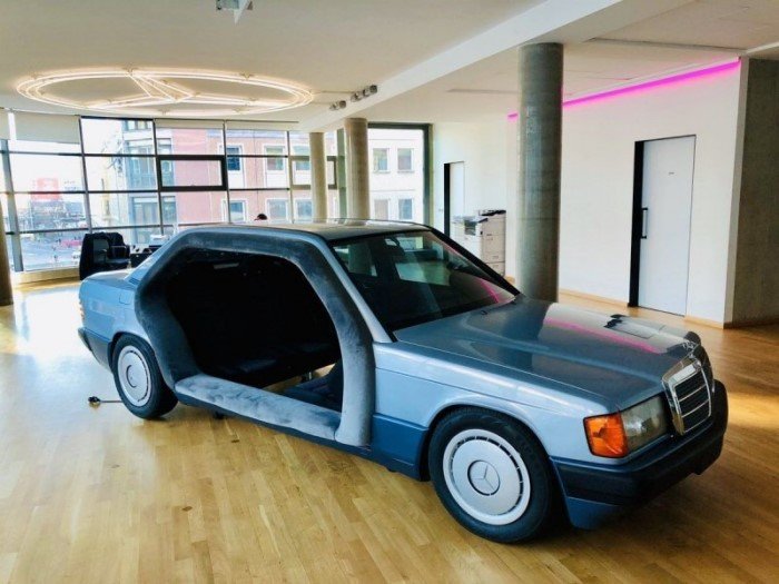 Mercedes из 80-х превратили в место для переговоров