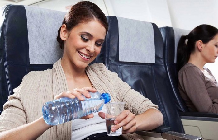 Почему на борт самолета запрещают проносить жидкость