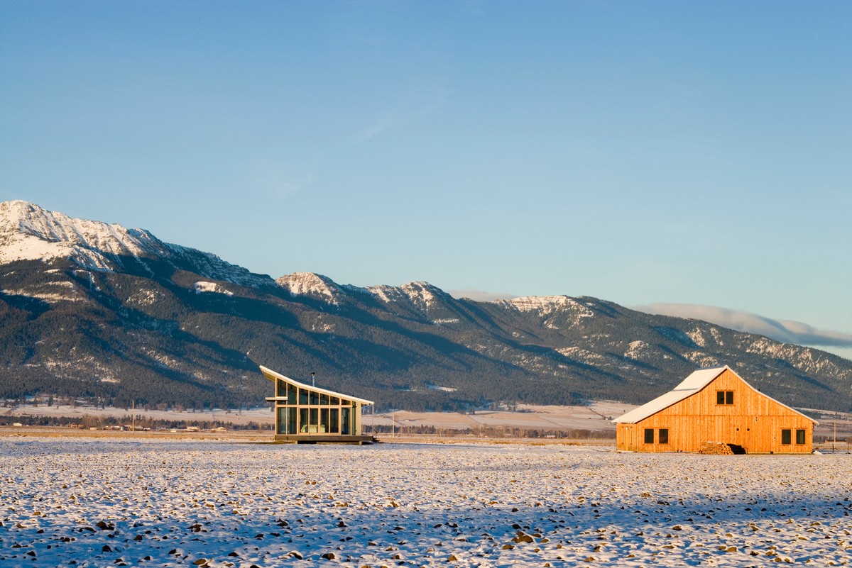 Стеклянный сельский дом посреди поля в США