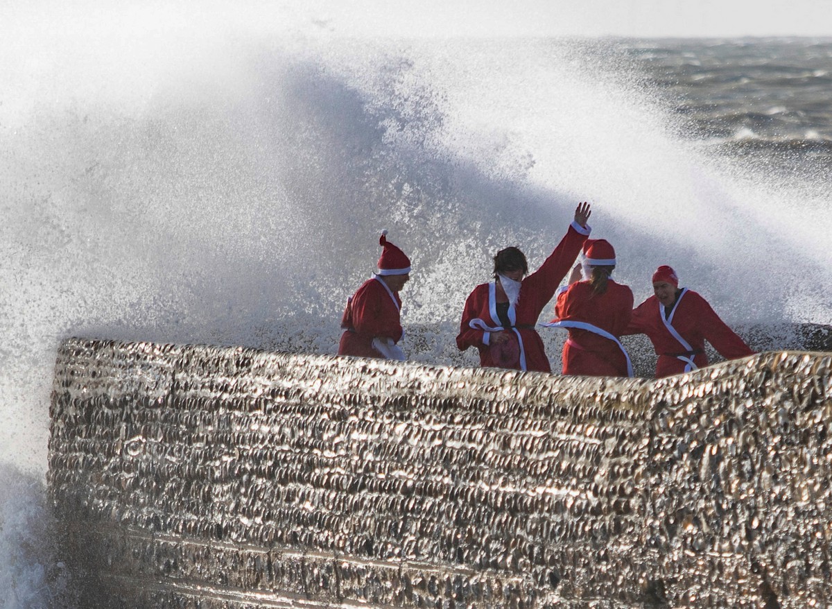 Люди надели костюмы Санта-Клауса для ежегодного СантаКона