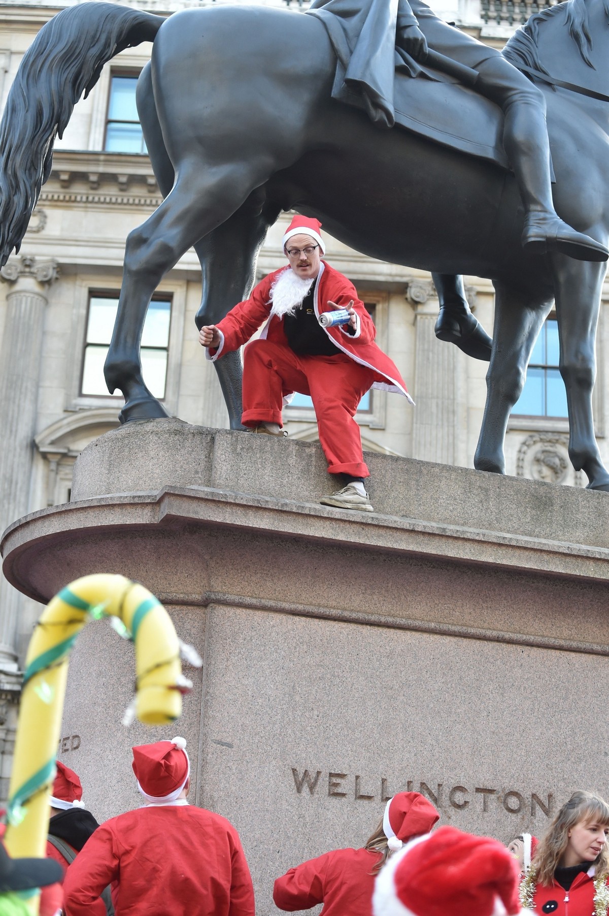 Люди надели костюмы Санта-Клауса для ежегодного СантаКона