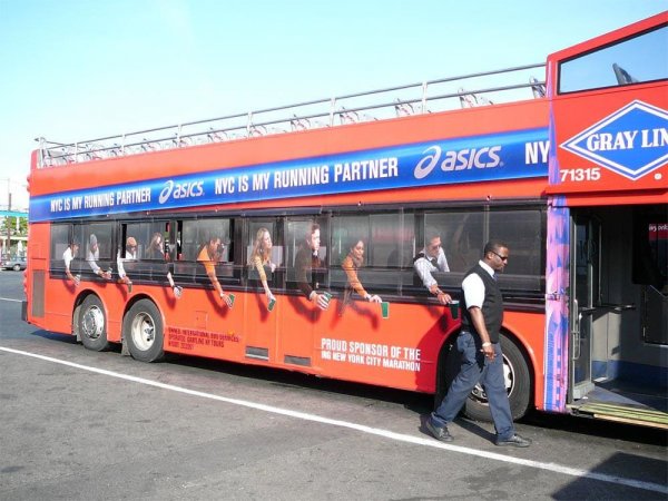 Рекламные изображения на автобусах, как произведения искусства