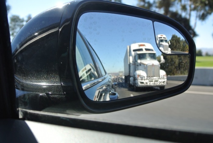 Вертикальная черта на боковом зеркале автомобиля