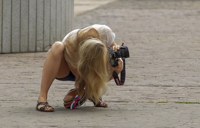 Девушки-фотографы пытаются сделать хороший кадр 