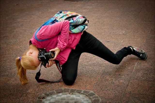 Девушки-фотографы пытаются сделать хороший кадр 