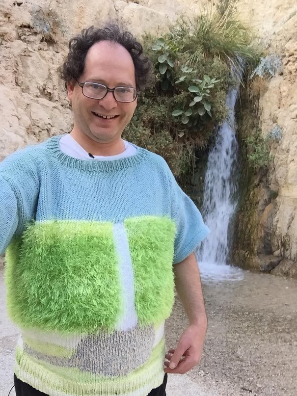 Забавные селфи в свитерах на фоне достопримечательностей