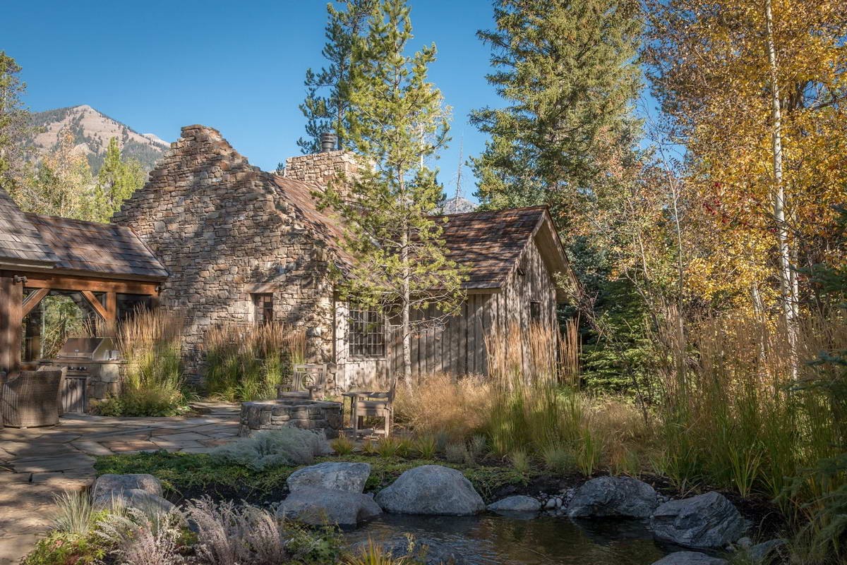 Традиционный лесной дом у ручья в США