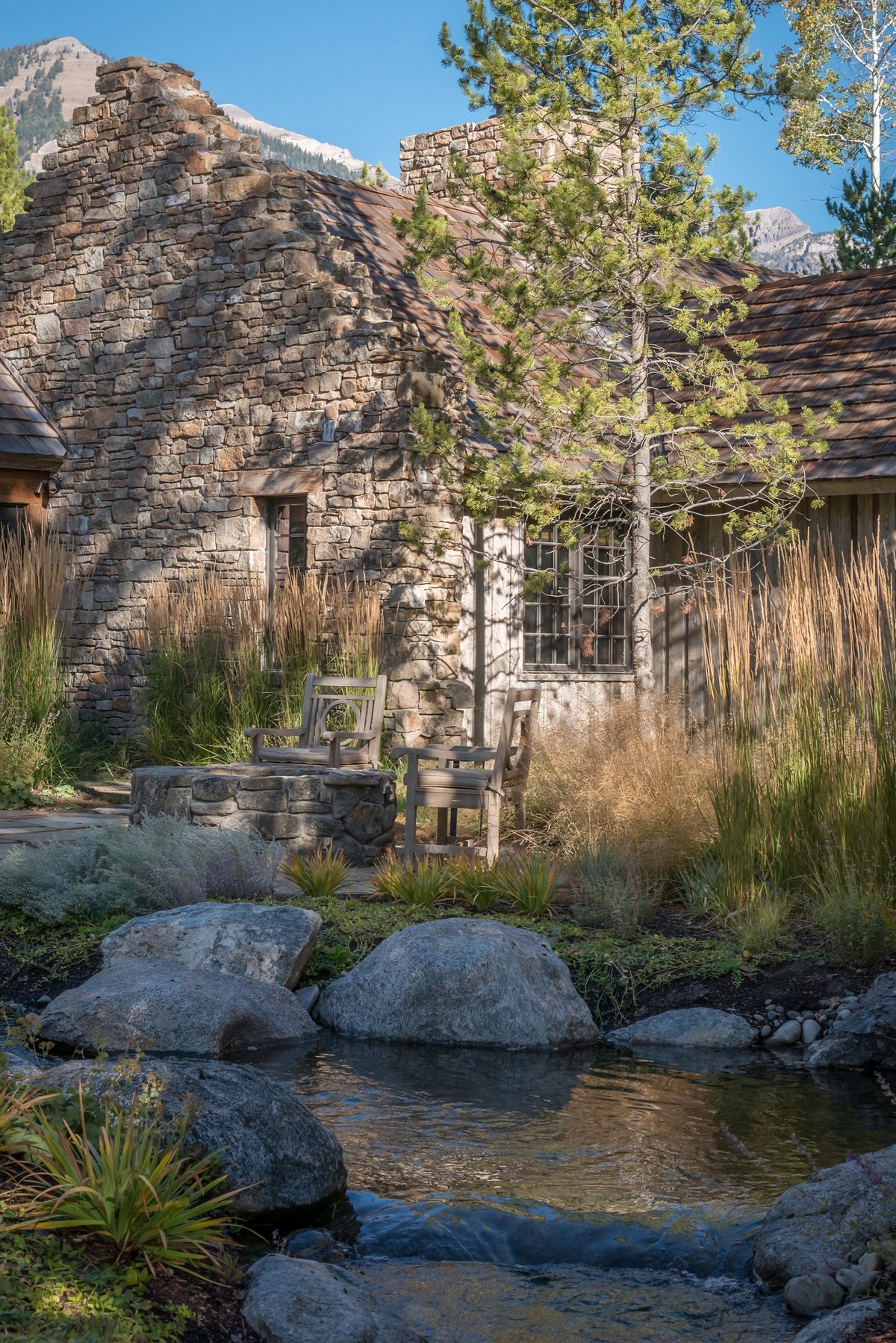 Традиционный лесной дом у ручья в США