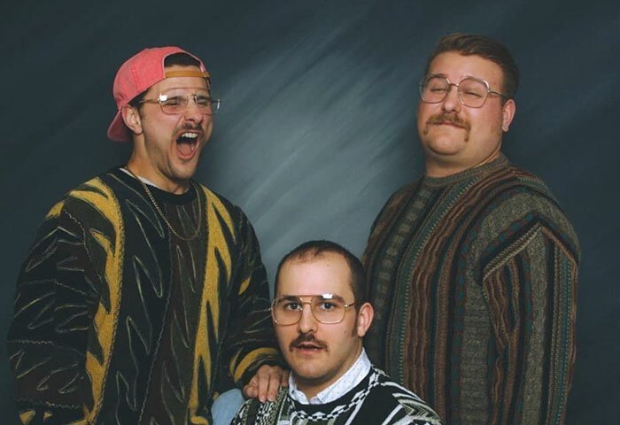 Три брата сделали фотоальбом в стиле 90-х и подарили его родителям