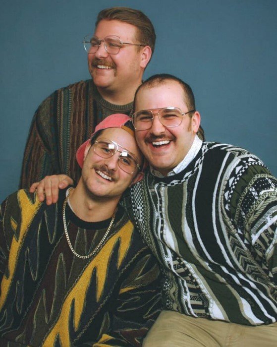 Три брата сделали фотоальбом в стиле 90-х и подарили его родителям