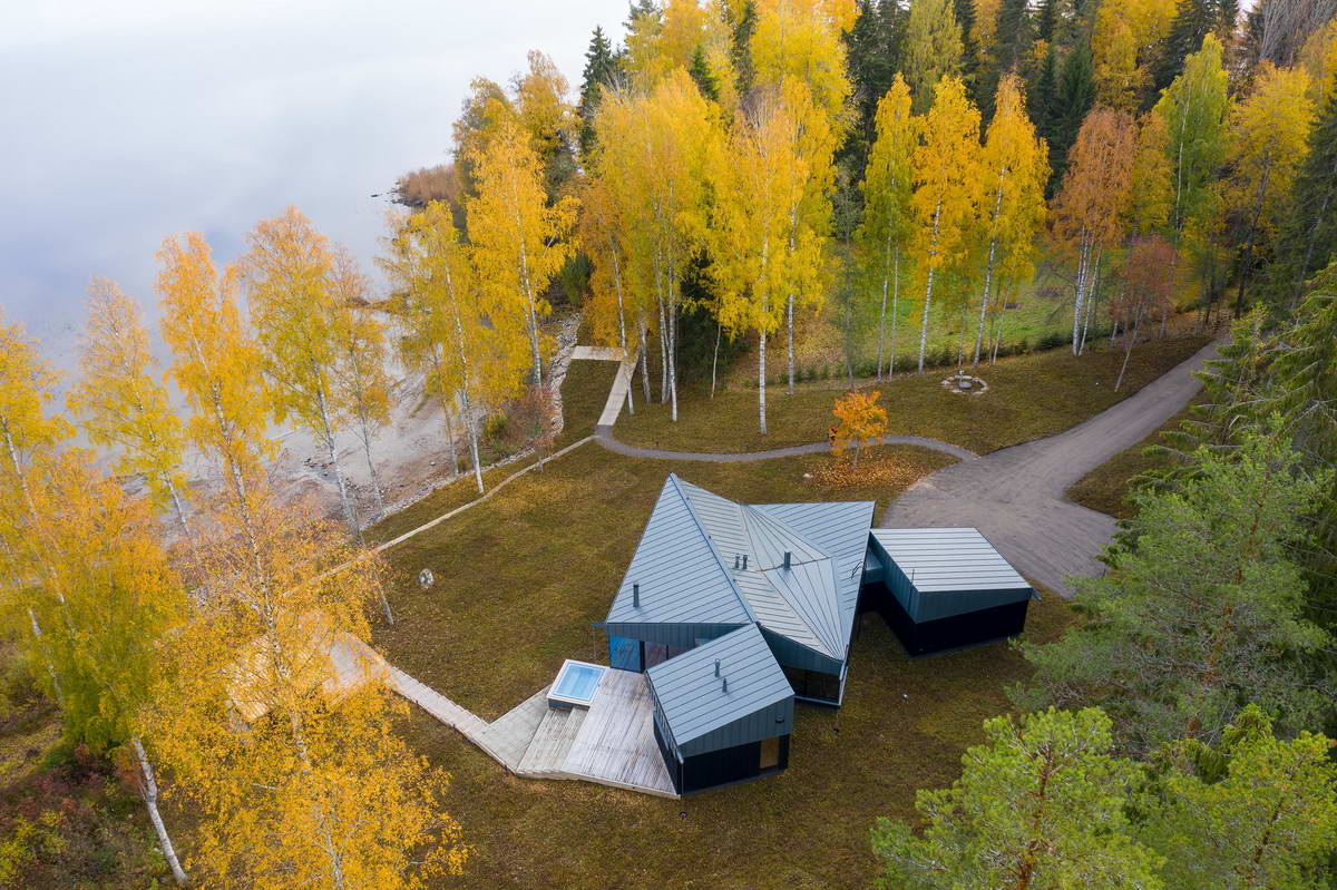 Яркий модернистский дом у озера в Финляндии