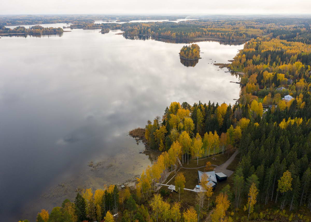 Яркий модернистский дом у озера в Финляндии