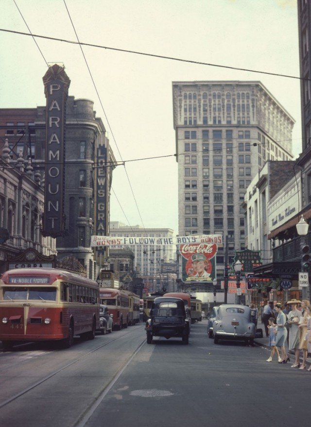 Как выглядели улицы всем известных городов в 1944 году