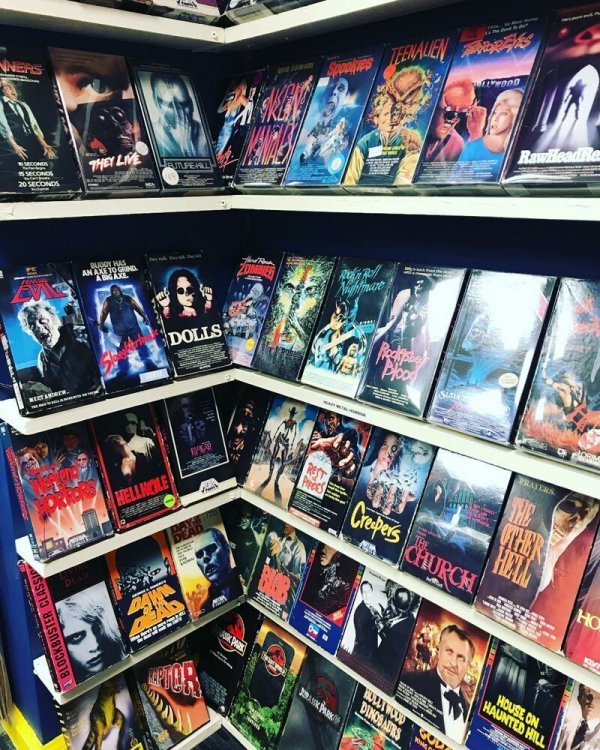 Парень открыл у себя в подвале магазин VHS видеокассет