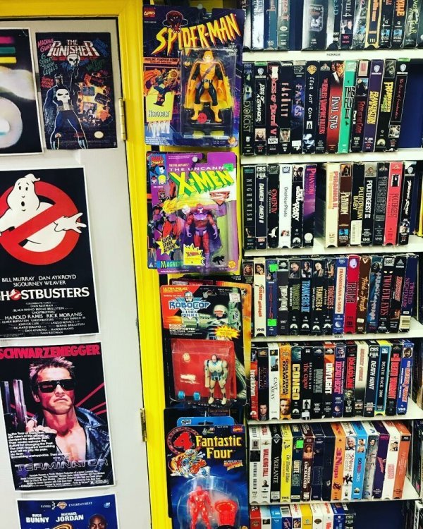 Парень открыл у себя в подвале магазин VHS видеокассет