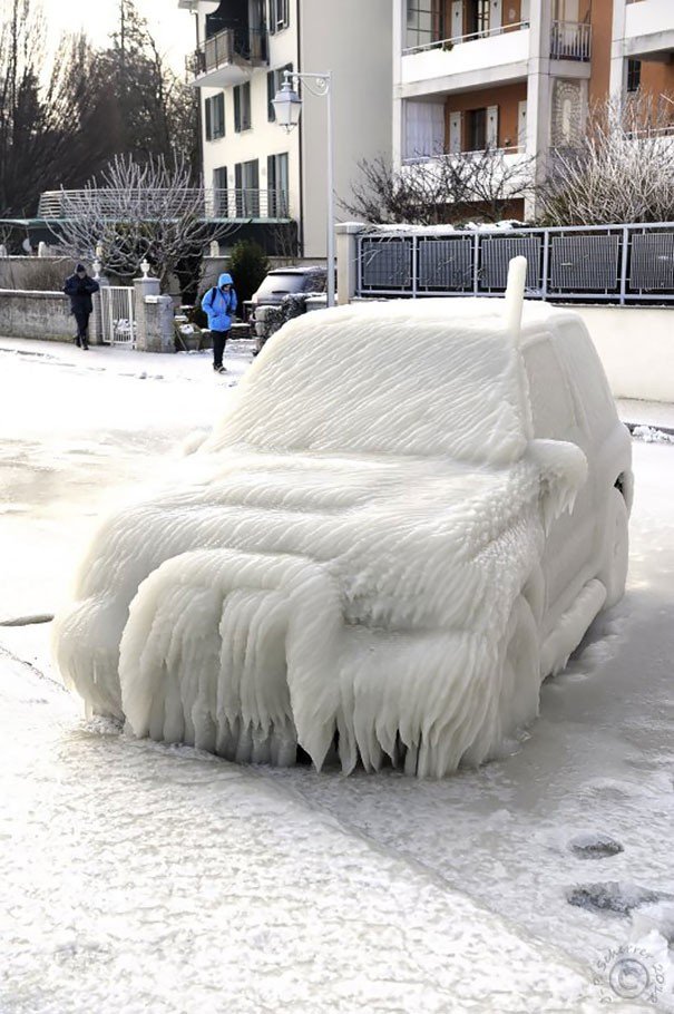 Мороз - мастер живописи на автомобилях