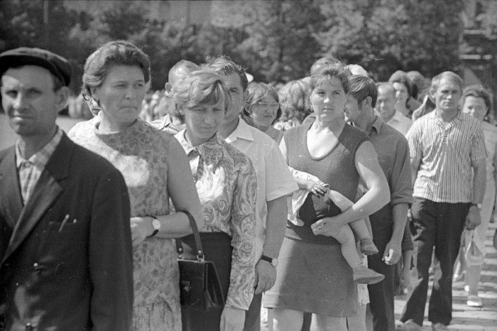 Очереди в СССР на снимках Петрович, Сергиенко, Владимир, Очередь, Тарасевич, Всеволод, Сергеевич, Александр, Борисович, Стомахин, Неизвестный, автор, Мавзолей, Михайлович, Сулейманович, Рустам, Мухаметзянов, Николаевич, сентября, Абаза