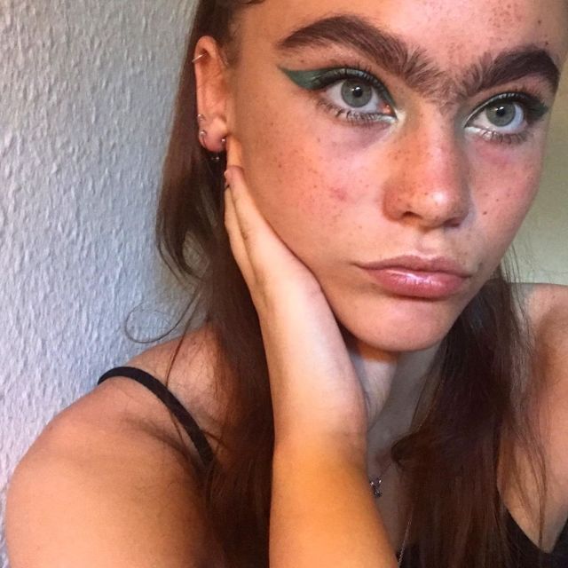 Бровастая визажистка из Дании покорила Instagram