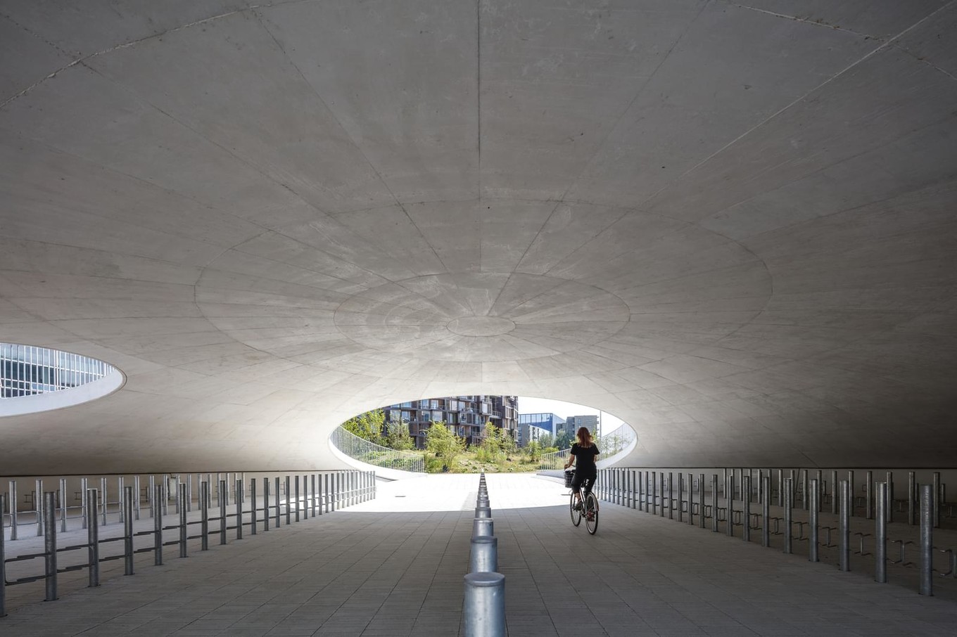Велопарковка под бетонными холмами в Копенгагене