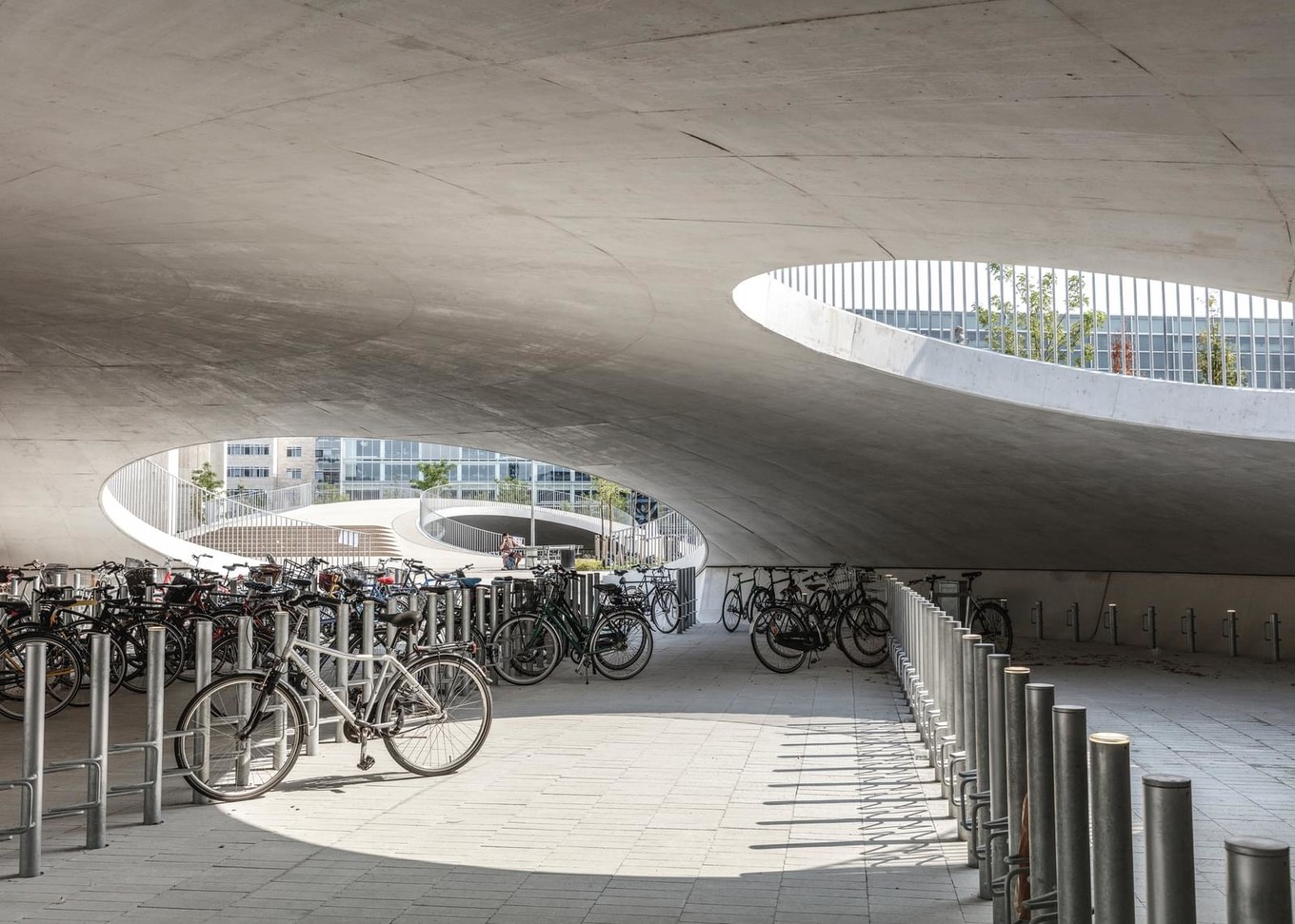 Велопарковка под бетонными холмами в Копенгагене