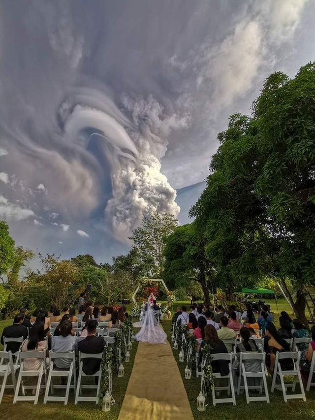 Свадебную церемонию провели на фоне извергающегося вулкана Тааль