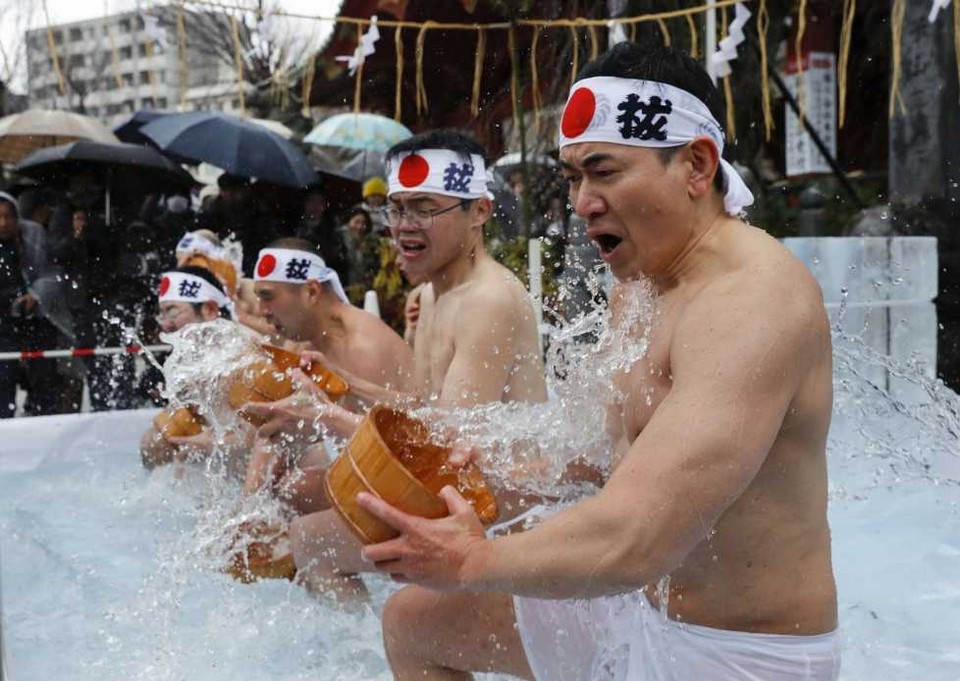 Традиционное купание в холодной воде 2020 в Японии холодной, купание, Каждый, тоненьких, кимоно, молились, бассейне, плавающими, кубами, благословлении, “fundoshi”, здоровье, Новом, году123456789101112131415161718192021Запись, Традиционное, Японии, впервые, появилась, женщины, набедренных