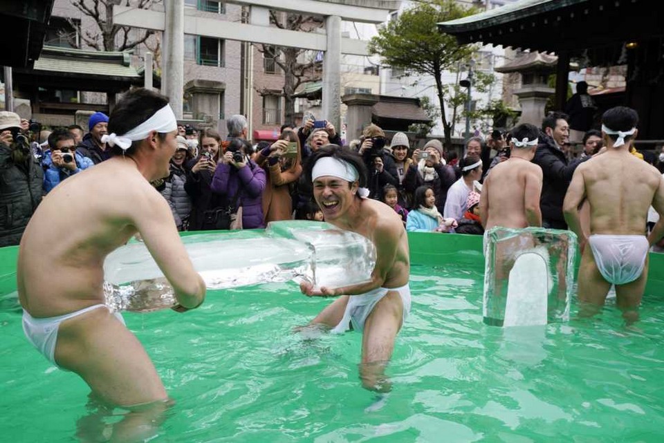 Традиционное купание в холодной воде 2020 в Японии холодной, купание, Каждый, тоненьких, кимоно, молились, бассейне, плавающими, кубами, благословлении, “fundoshi”, здоровье, Новом, году123456789101112131415161718192021Запись, Традиционное, Японии, впервые, появилась, женщины, набедренных
