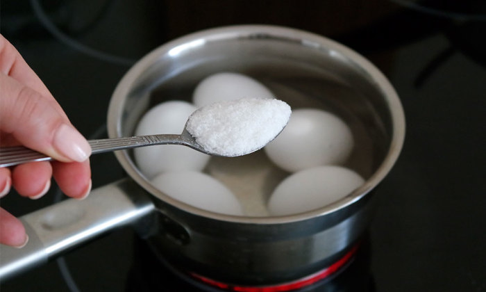 Как сварить треснувшие яйца, чтобы белок не вытек