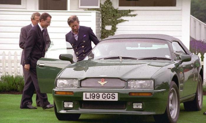 Королевский Aston Martin с сахарницей в салоне