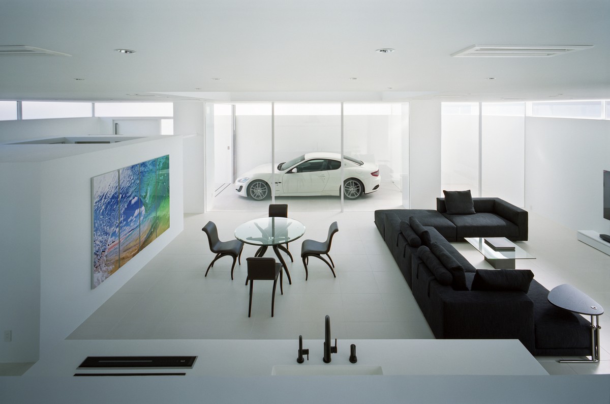 Минималистский белый дом с комнатой для автомобиля в Японии