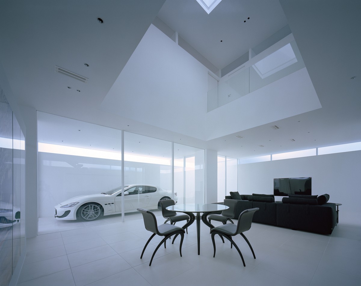 Минималистский белый дом с комнатой для автомобиля в Японии