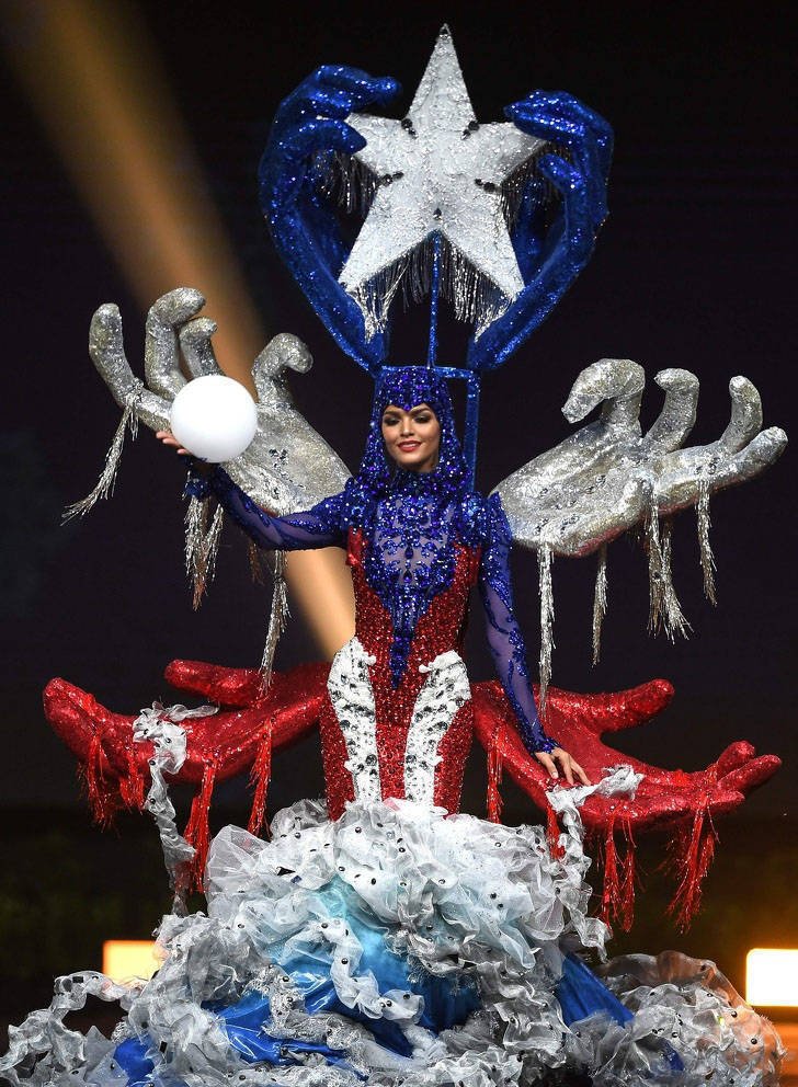 Удивительные костюмы на конкурсе красоты Мисс Вселенная
