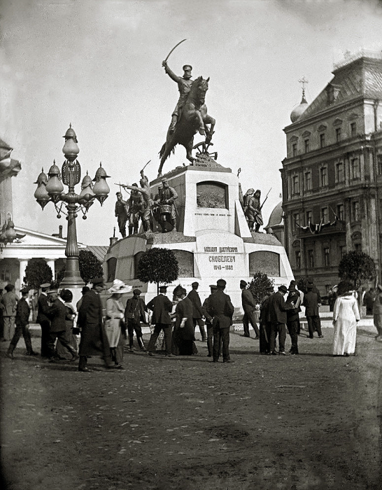 Как большевики воевали с памятниками и уничтожали следы царской власти