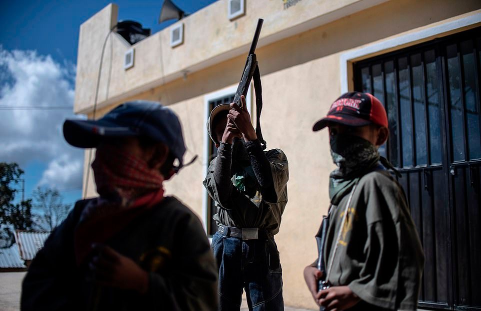 Мексиканских детей обучают обращаться с оружием с 5 лет
